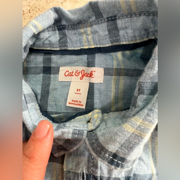 Cat and Jack toddler size 5T light blue button-down shirt - Picture 3 of 5